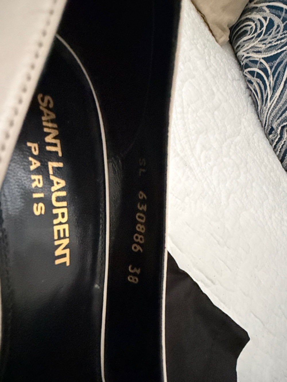 Saint Laurent Cream and Navy Pointed Leather Pumps - Picture 5 of 9